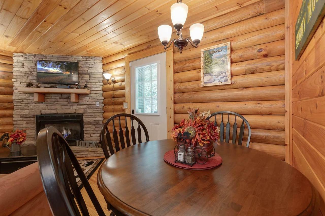 ピジョンフォージ Log Cabin! 1Mile From The Action! Private Lane! Hot Tub! Pool Table!ヴィラ エクステリア 写真